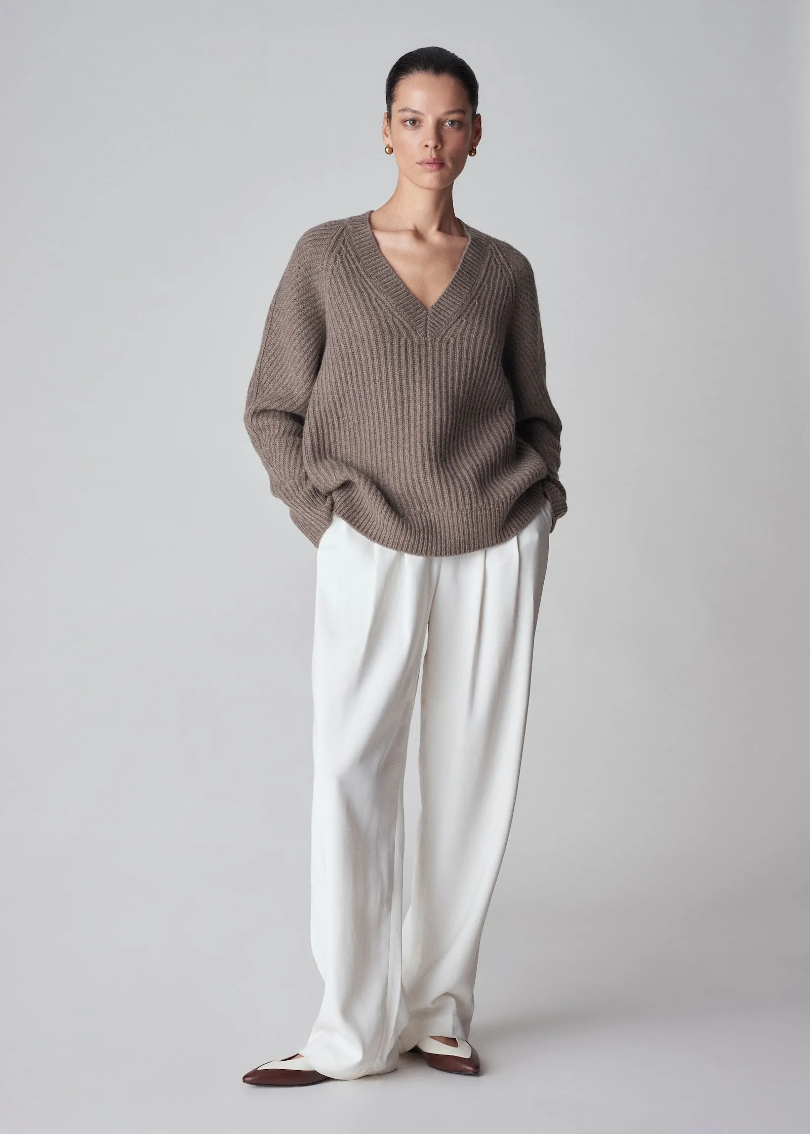 V-Neck Ribbed Sweater in Wool Cashmere - Taupe